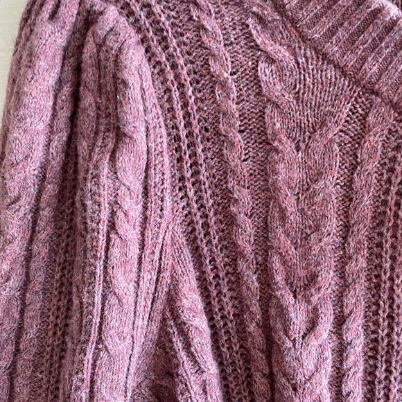 Pretty soft rose color sweater in very good condition, perfect for Fall layering - Picture 5 of 6